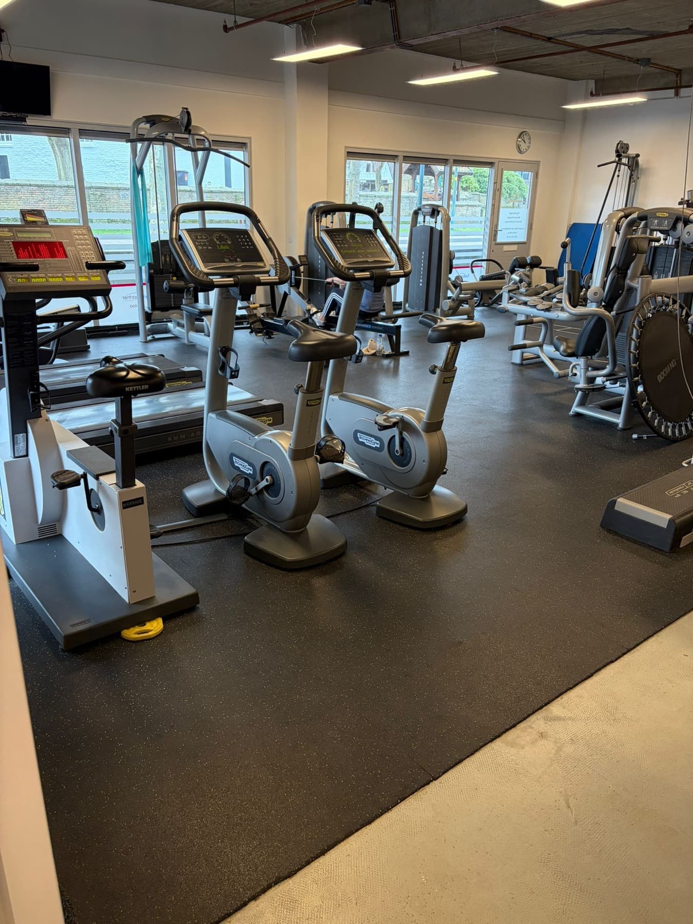 Trainingsruimte met cardio- en krachtapparatuur