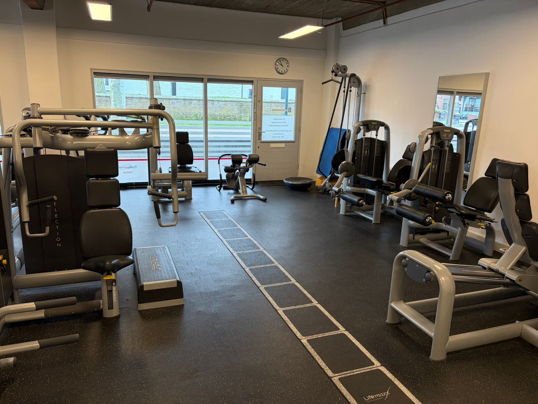 Trainingsruimte met apparatuur en open vloer voor oefeningen